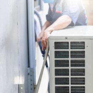 hvac technition fixing air conditioner